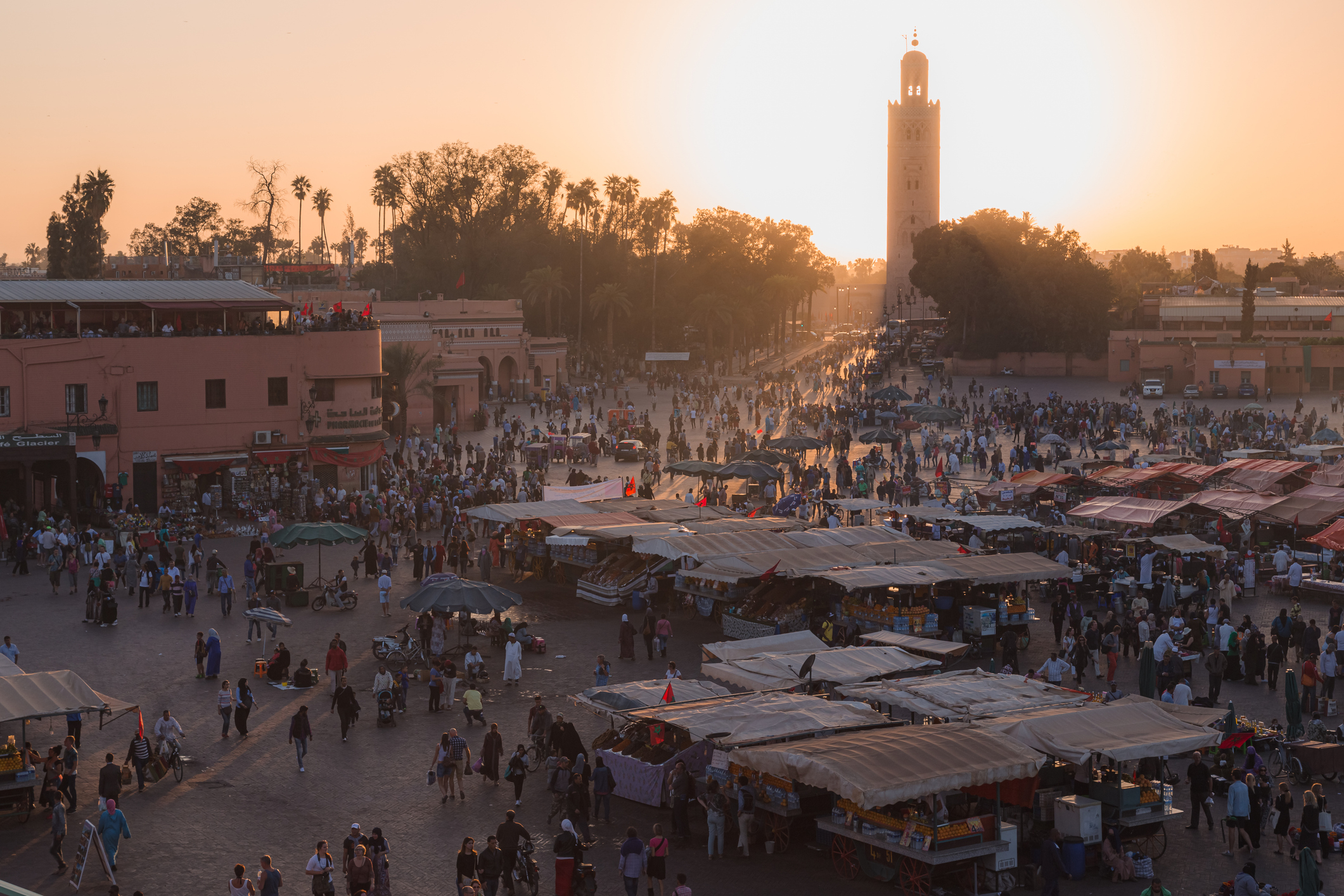 Jemaa el-Fna plein tijdens zonsondergang.