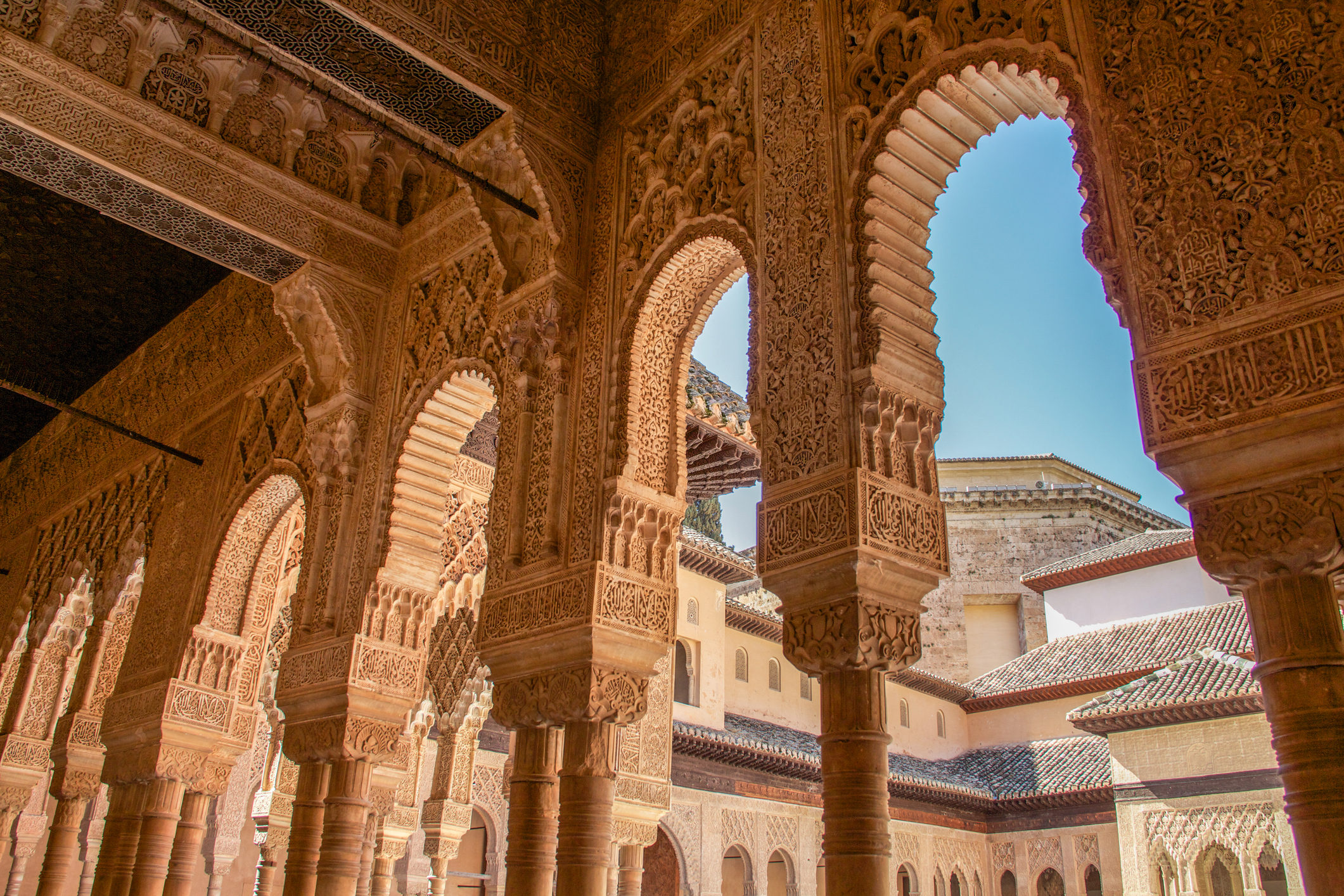 Paleis van Alhambra in Granada, één van die plekken die aanvoelen als tijdreizen, met prachtige bogen en Moorse versieringen die eeuwenoude cultuur laten zien.