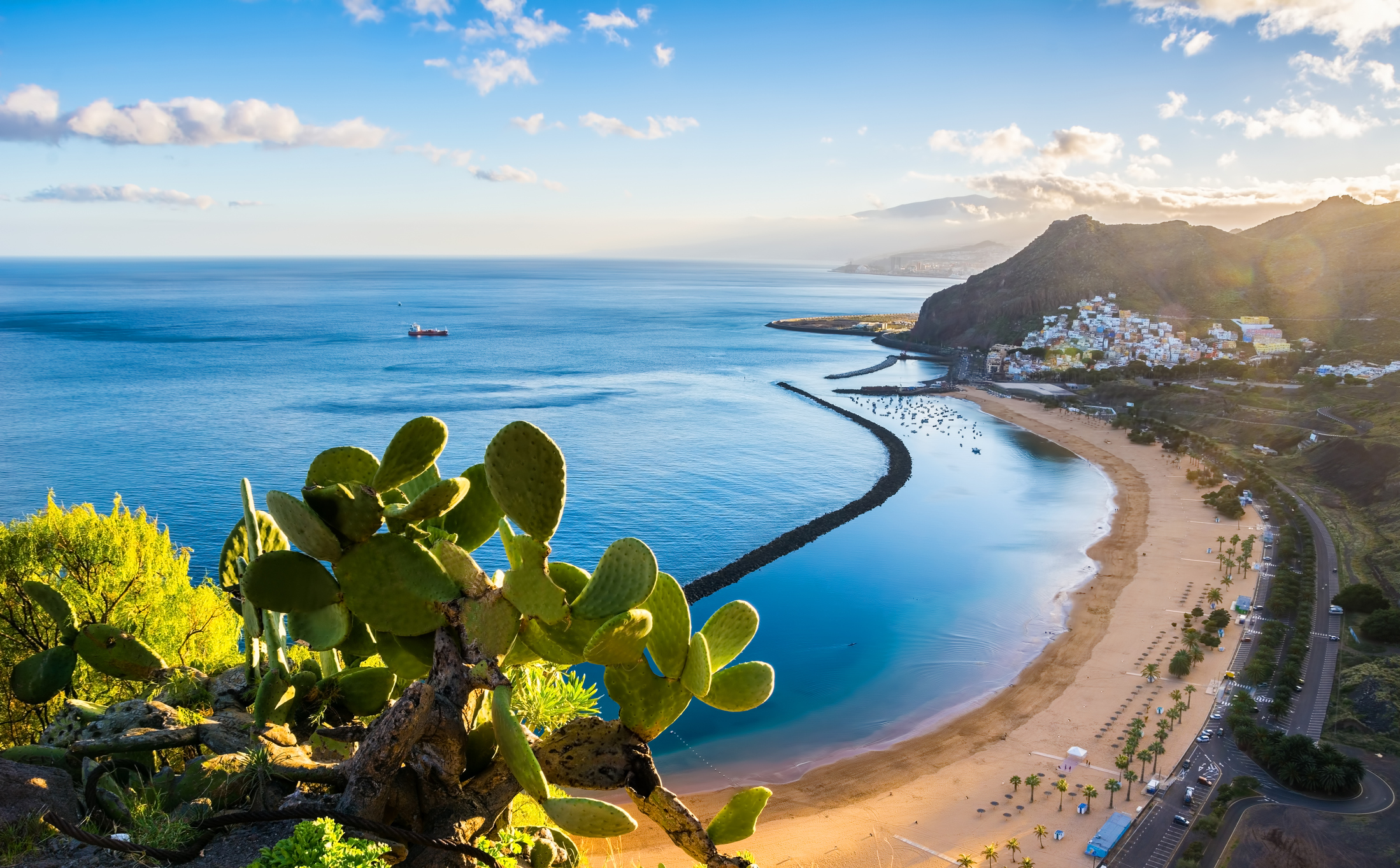 Adembenemend uitzicht op strand Las Teresitas met gouden zand in Santa Cruz de Tenerife, Tenerife, Canarische Eilanden. Eén
 van de warmste winterzonbestemming vol zon en schoonheid.