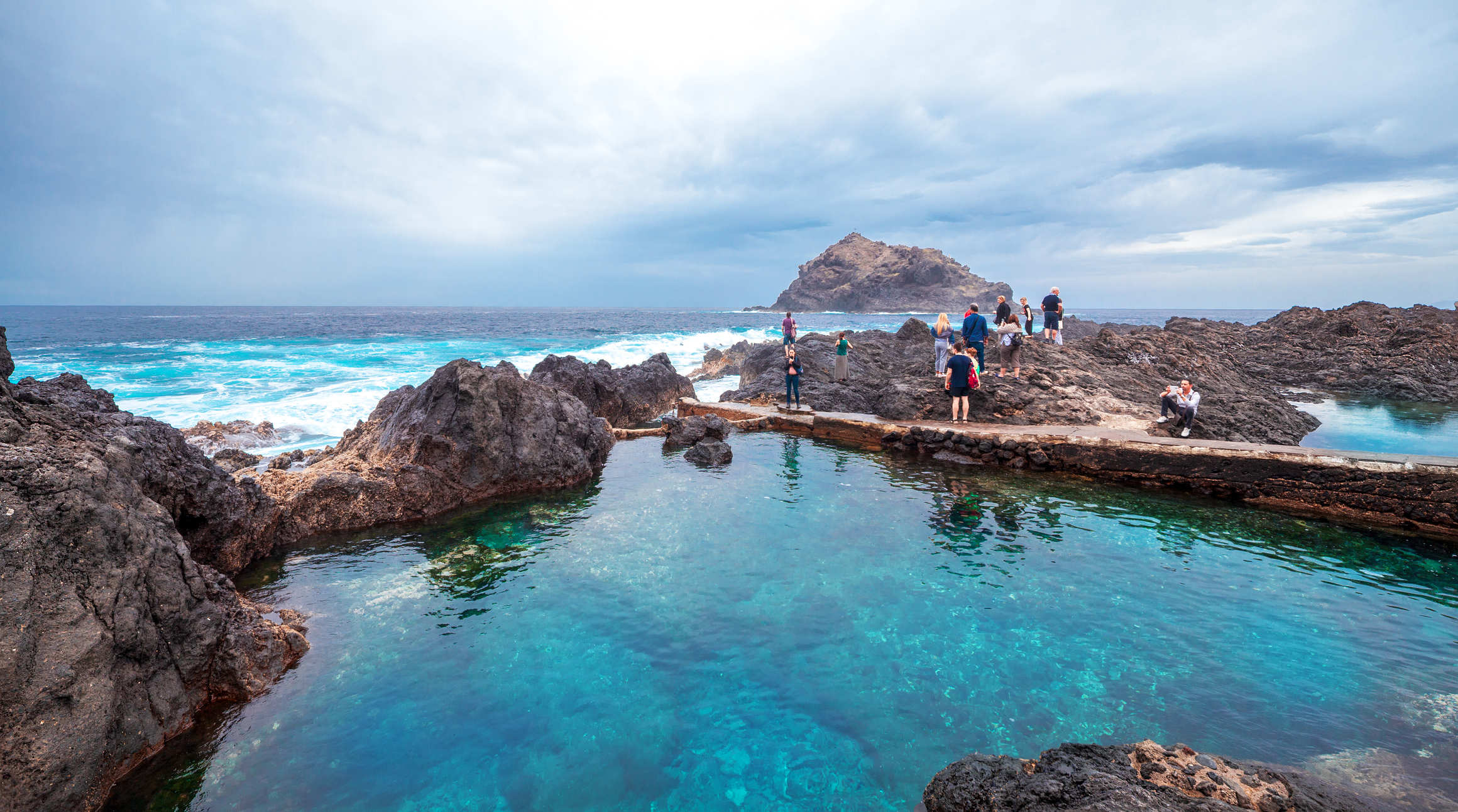 Natuurlijke vulkanische zwembaden van Garachico op Tenerife, met kristalhelder water en indrukwekkende oceaangolven.