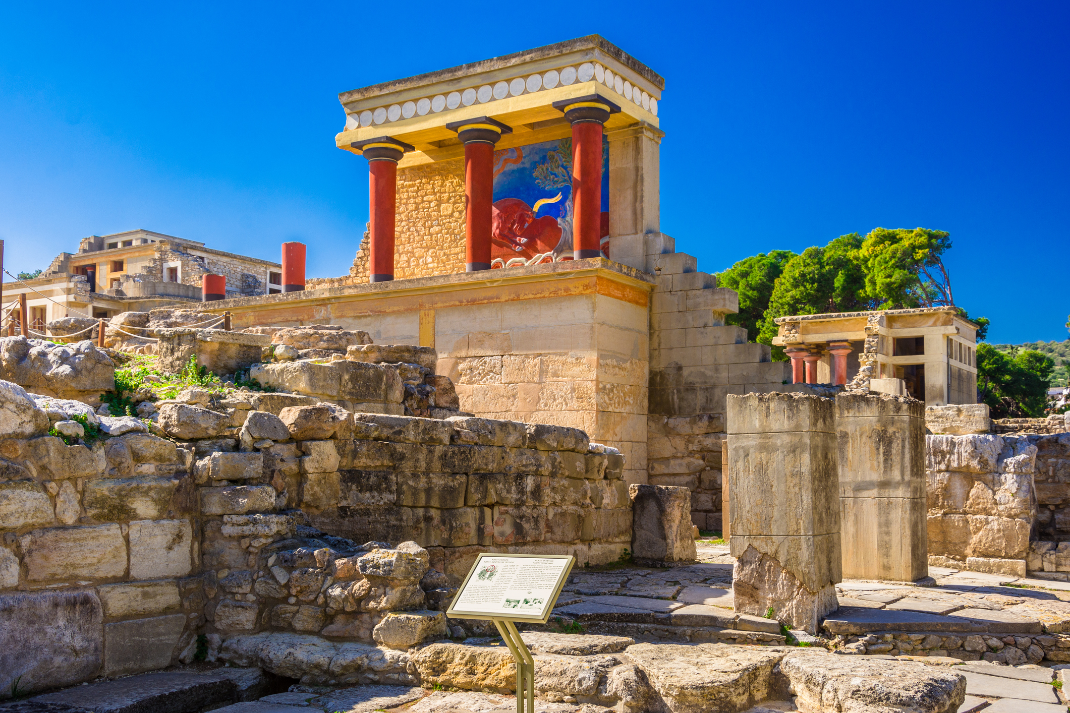 Paleis van Knossos op Kreta, een van die plekken die aanvoelen als tijdreizen, met oude muren en kleurrijke pilaren die eeuwen cultuur zichtbaar maken.