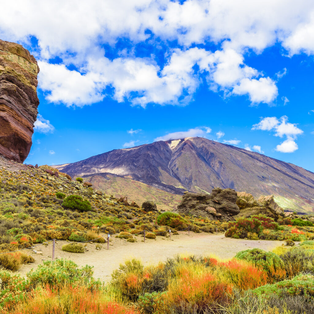 uitzicht op een prachtige vlakte met rotsformaties op Tenerife.