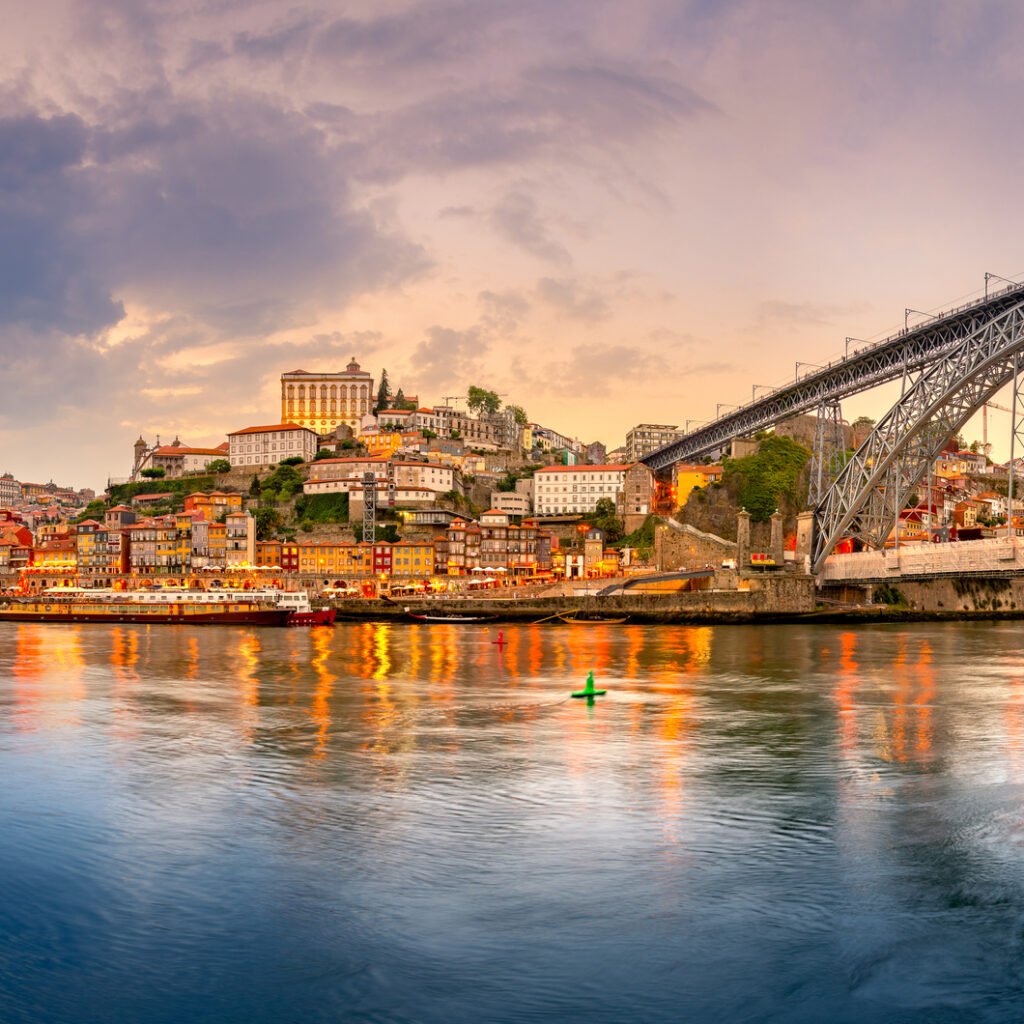 De beroemde brug Ponte Dom Luís boven de oude stad van Porto over de rivier de Douro, Portugal.