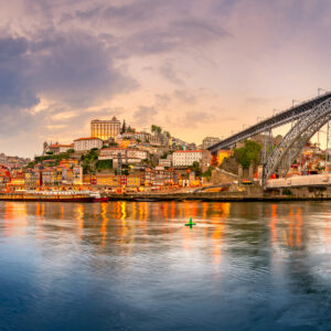 De beroemde brug Ponte Dom Luís boven de oude stad van Porto over de rivier de Douro, Portugal.