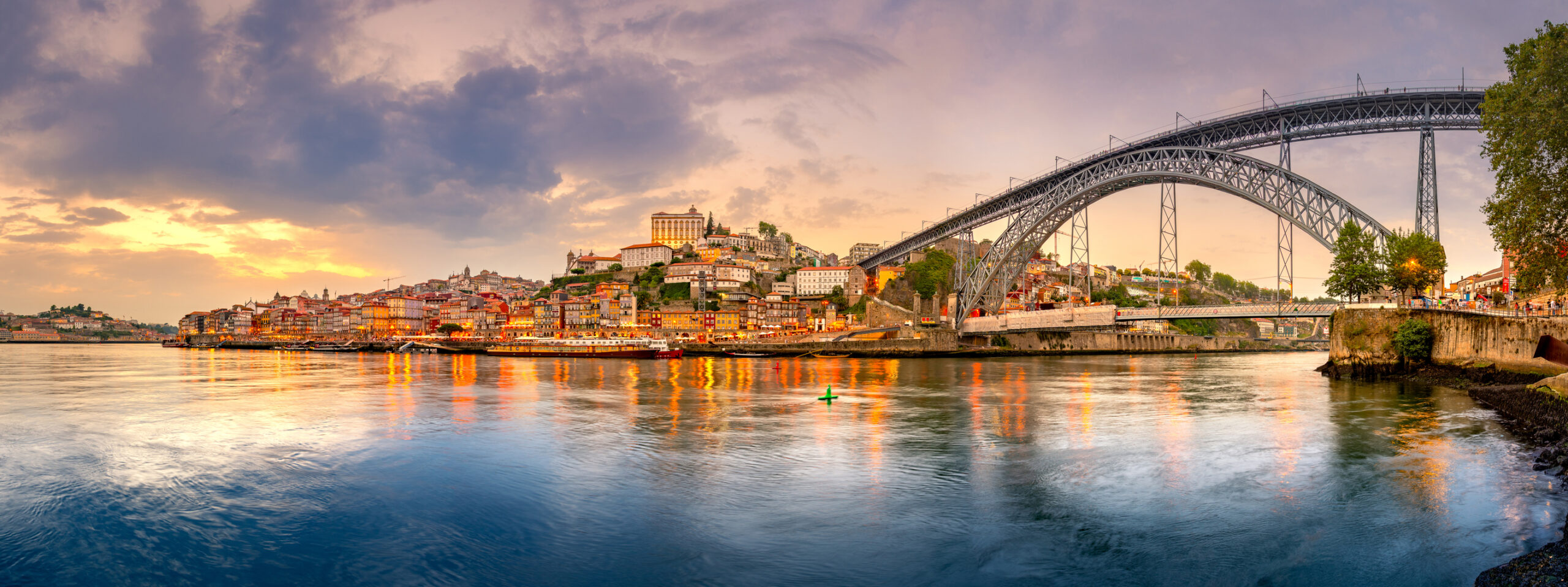 De beroemde brug Ponte Dom Luís boven de oude stad van Porto over de rivier de Douro, Portugal.