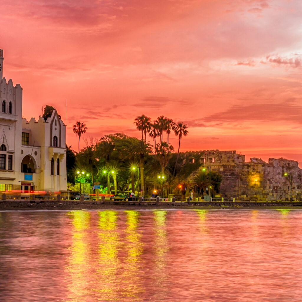 De vesting van Kos en het gemeentelijke gebouw bij zonsondergang