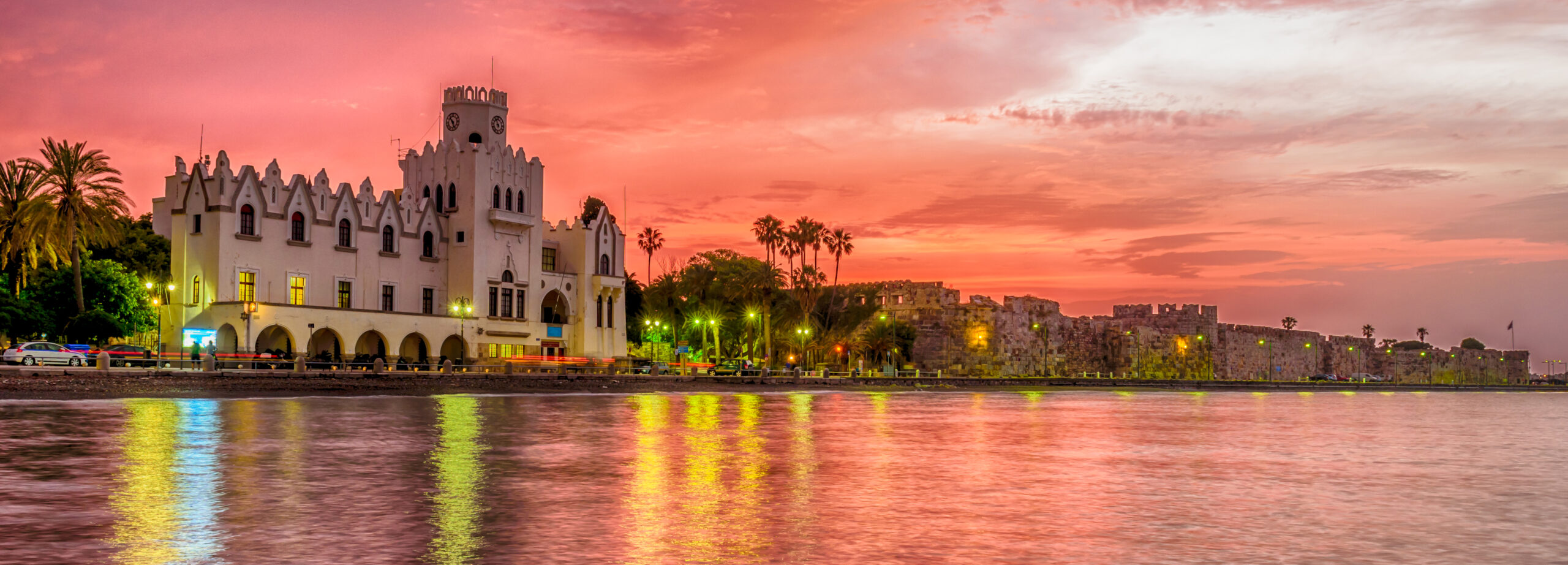 De vesting van Kos en het gemeentelijke gebouw bij zonsondergang