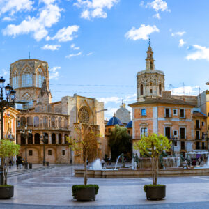 Avondpanorama van het Plaza de la Virgen met de Kathedraal van Valencia, de Basiliek van Nuestra Señora de los Desamparados en de Río Turia-fontein in het oude centrum van Valencia, Spanje.