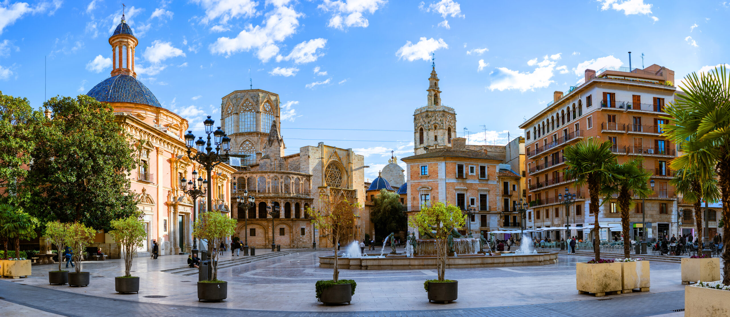 Avondpanorama van het Plaza de la Virgen met de Kathedraal van Valencia, de Basiliek van Nuestra Señora de los Desamparados en de Río Turia-fontein in het oude centrum van Valencia, Spanje.