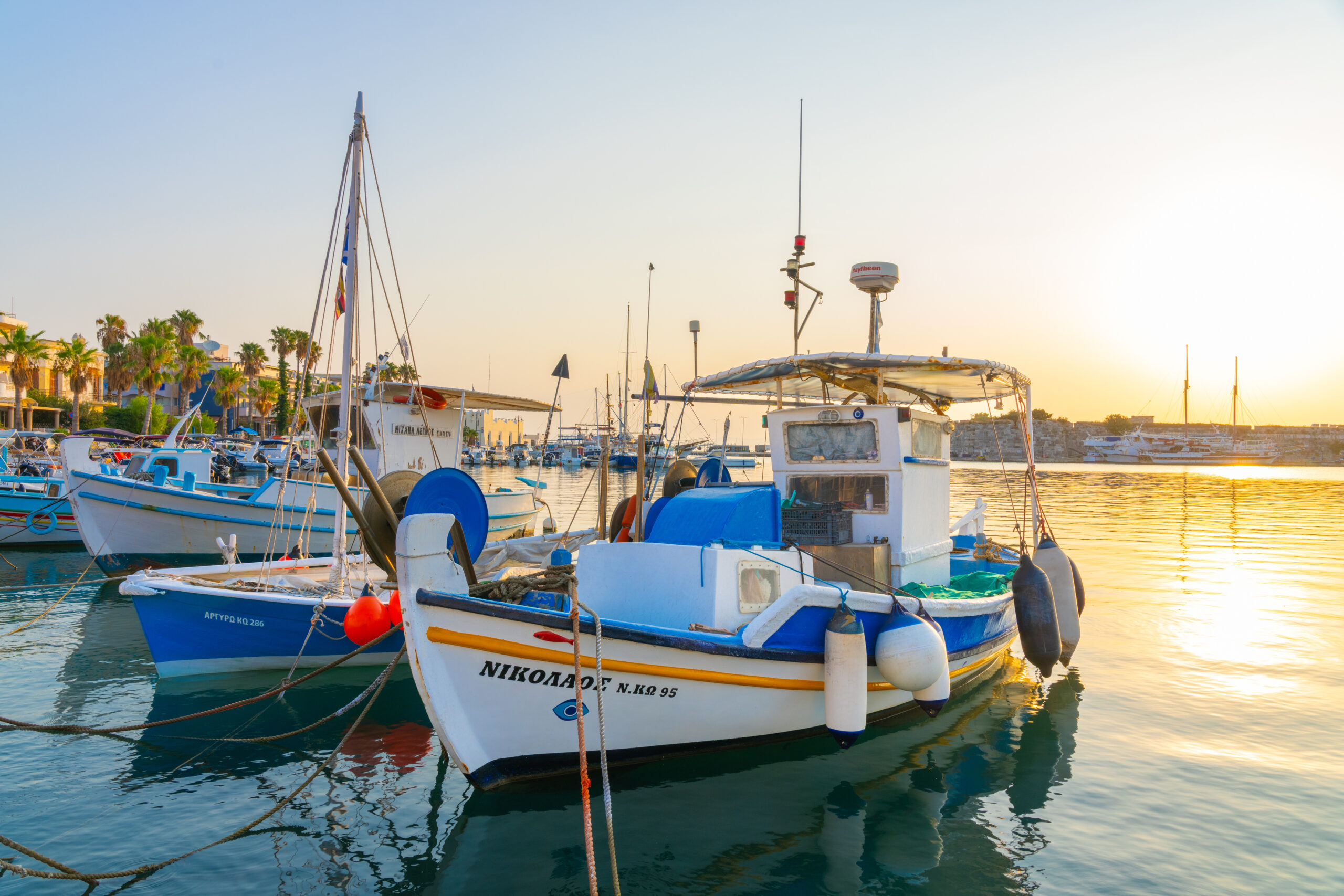 Zonsopgang bij de haven van kos.