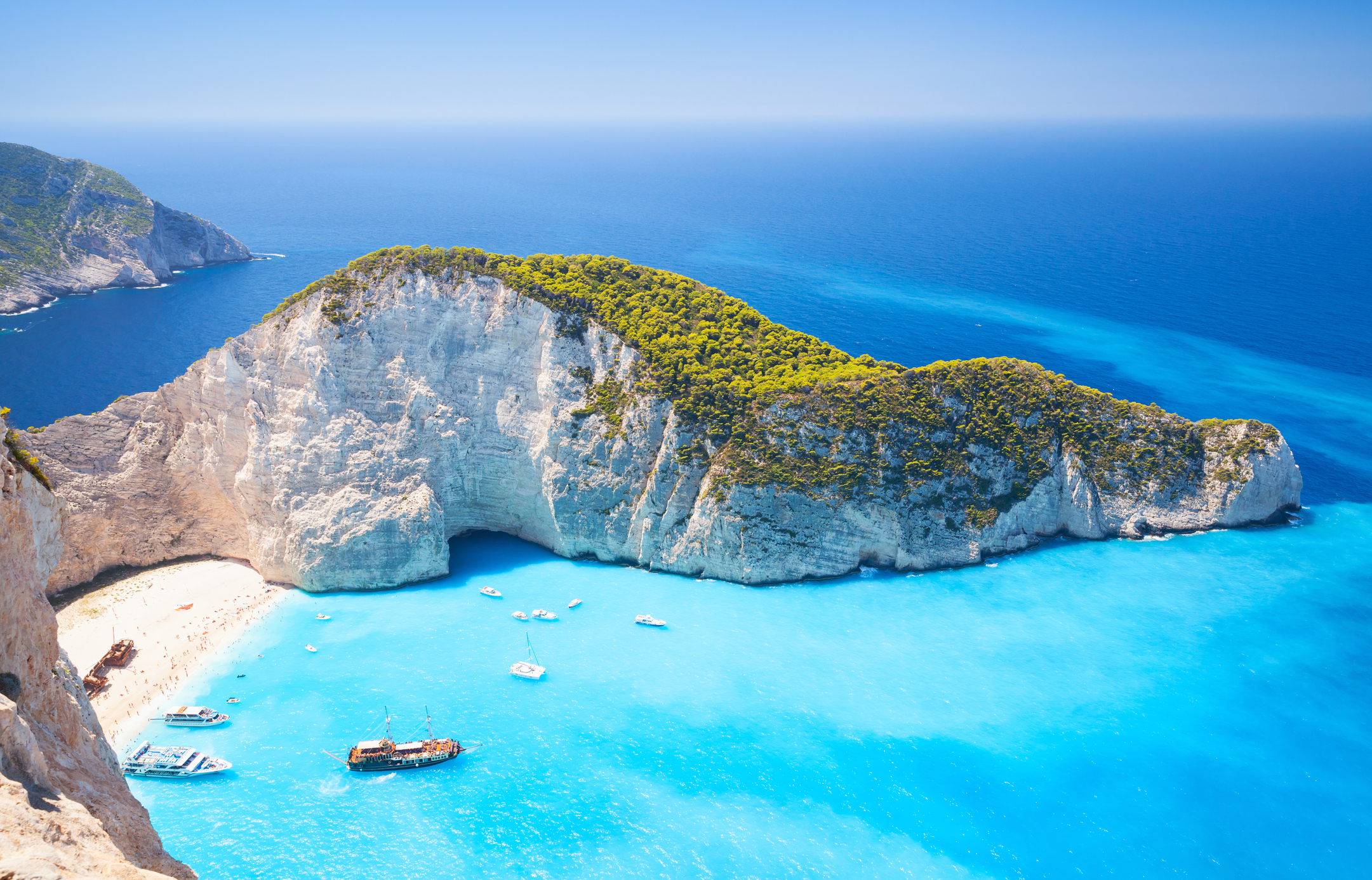 Baai van Navagio en Shipwreck Beach in de zomer. Het meest beroemde natuurlijke herkenningspunt van Zakynthos, Grieks eiland in de Ionische Zee