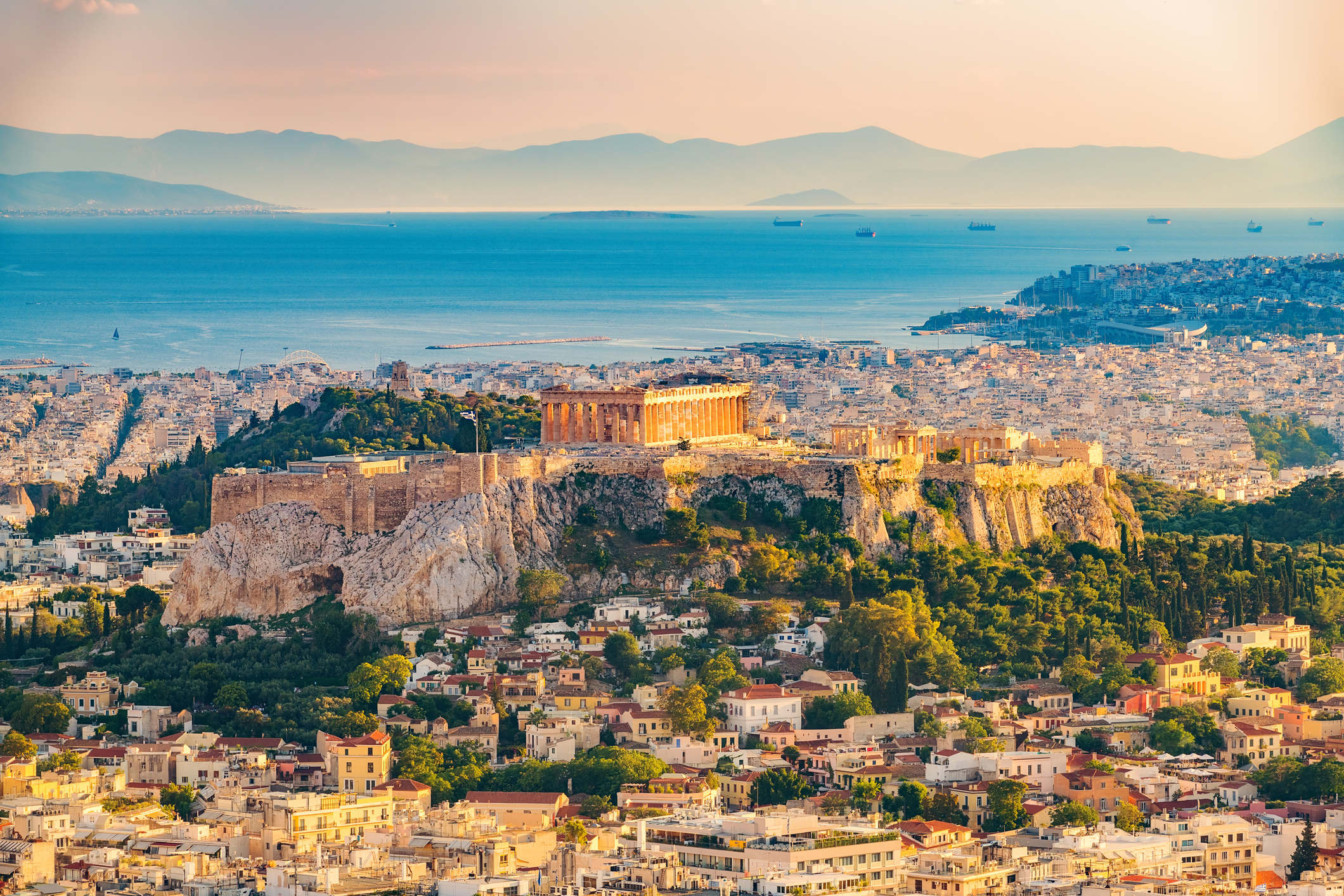 Panoramisch luchtbeeld van Athene, Griekenland op een zomerse dag.