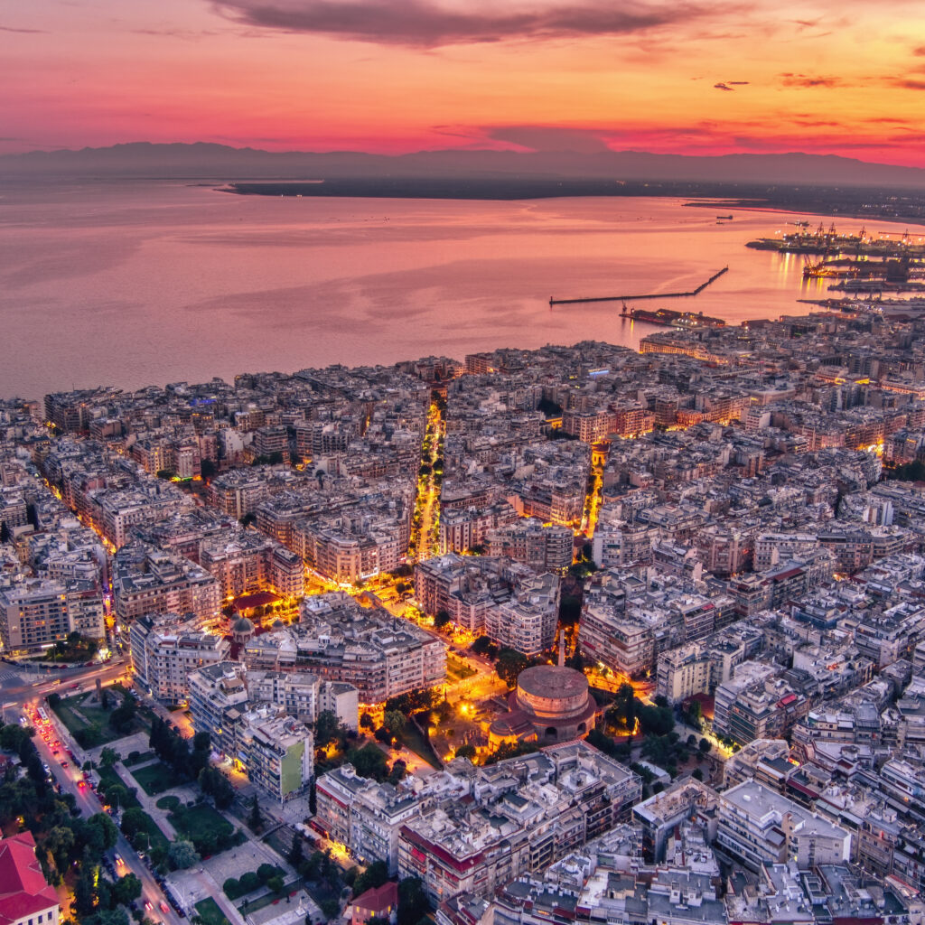 Luchtfoto van de stad Thessaloniki bij zonsondergang. Thessaloniki is de op één na grootste stad van Griekenland en de hoofdstad van Grieks Macedonië. Foto gemaakt met een dronecamera.