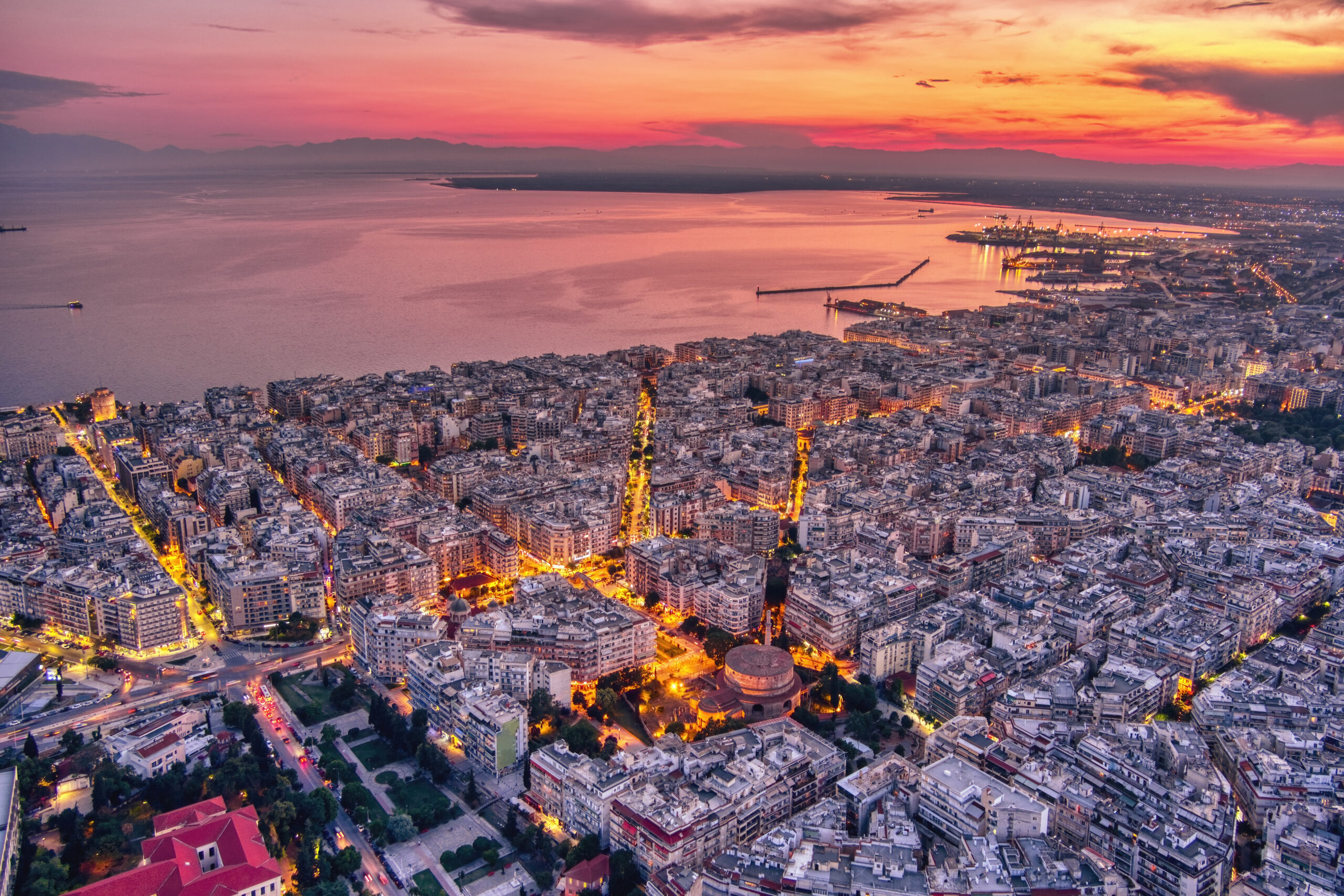 Luchtfoto van de stad Thessaloniki bij zonsondergang. Thessaloniki is de op één na grootste stad van Griekenland en de hoofdstad van Grieks Macedonië. Foto gemaakt met een dronecamera.