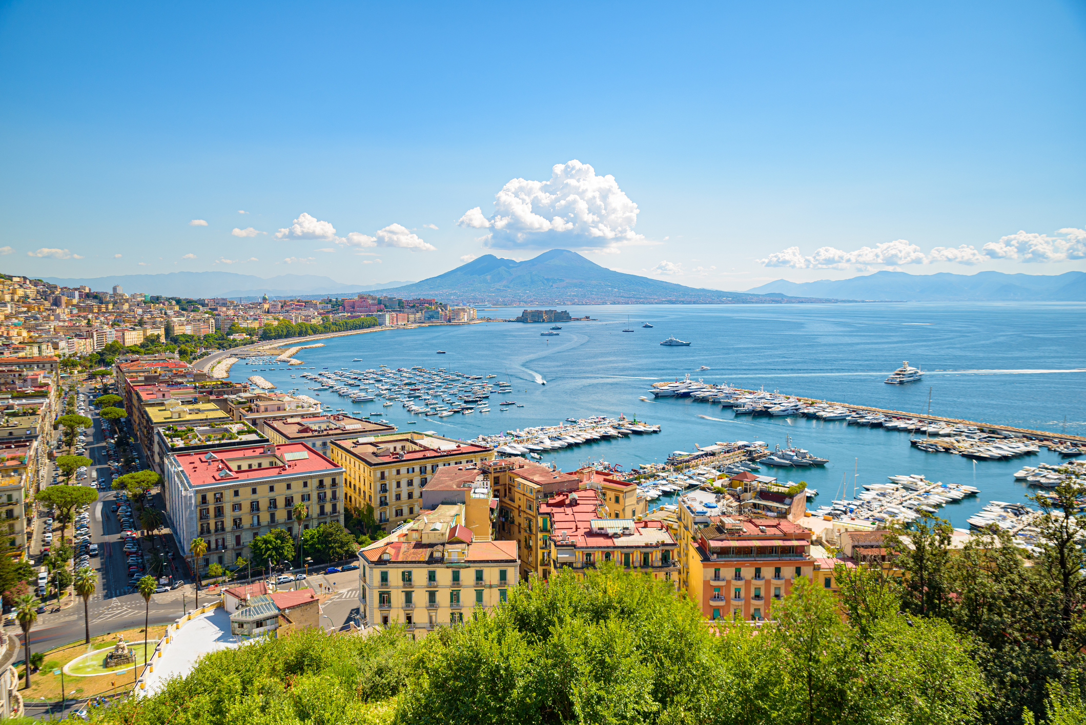 Napels, Italië. 31 augustus 2021. Uitzicht op de Baai van Napels vanaf de Posillipo-heuvel, met de Vesuvius ver op de achtergrond. Een van de steden voor citytrip en strandvakantie.