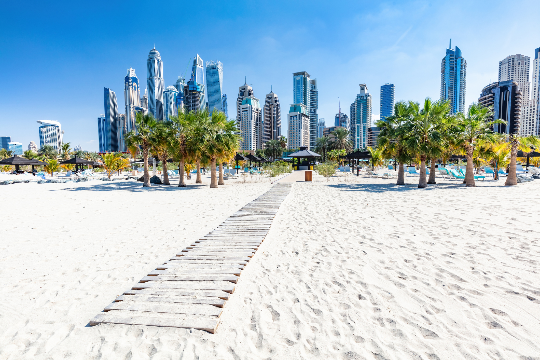 Dubai Jumeirah Beach met wolkenkrabbers van de marina in de VAE. Populair openbaar JBR-strand.