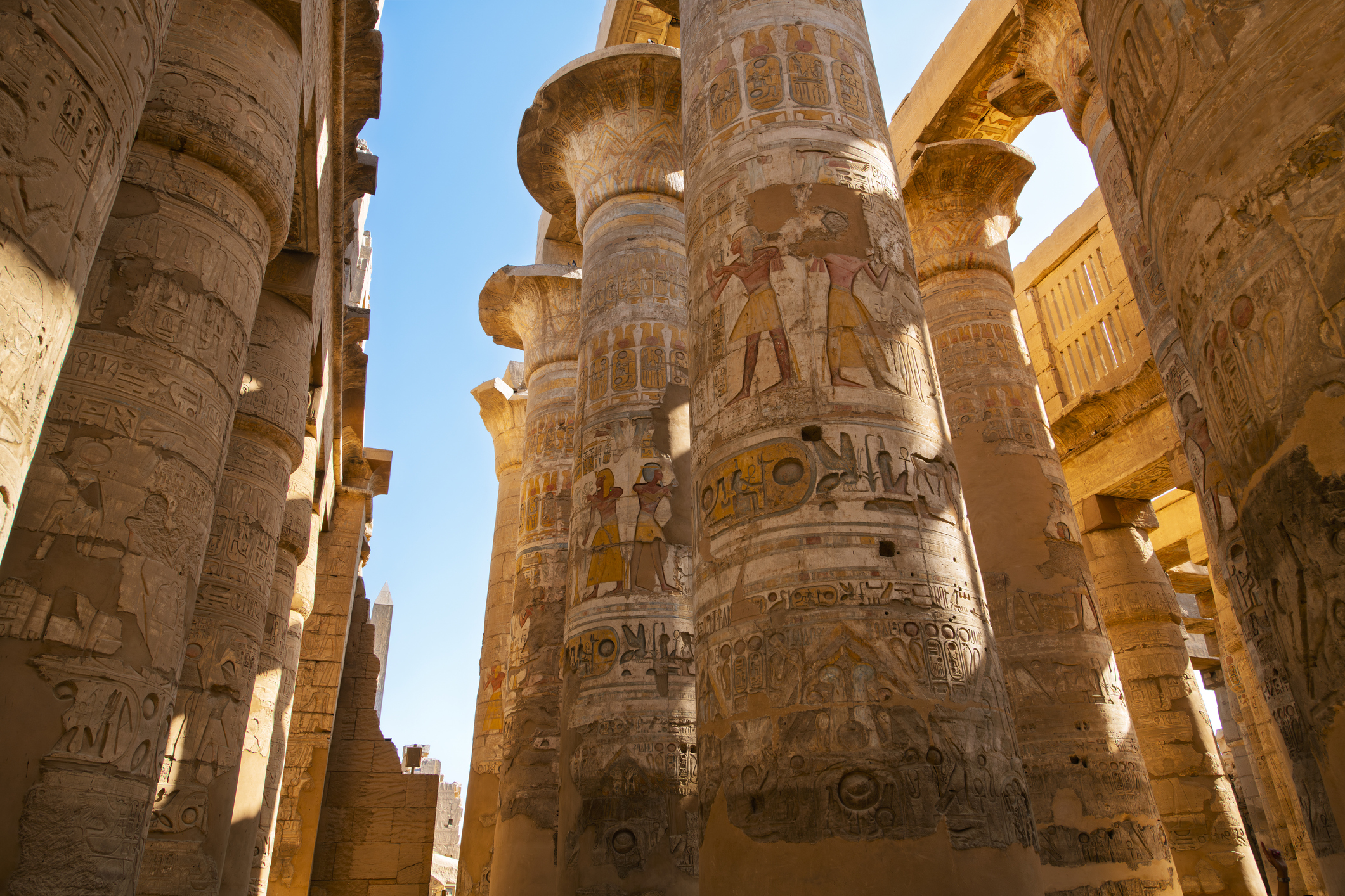 Oude zuilen met hiërogliefen in een tempel in Luxor, Griekenland.