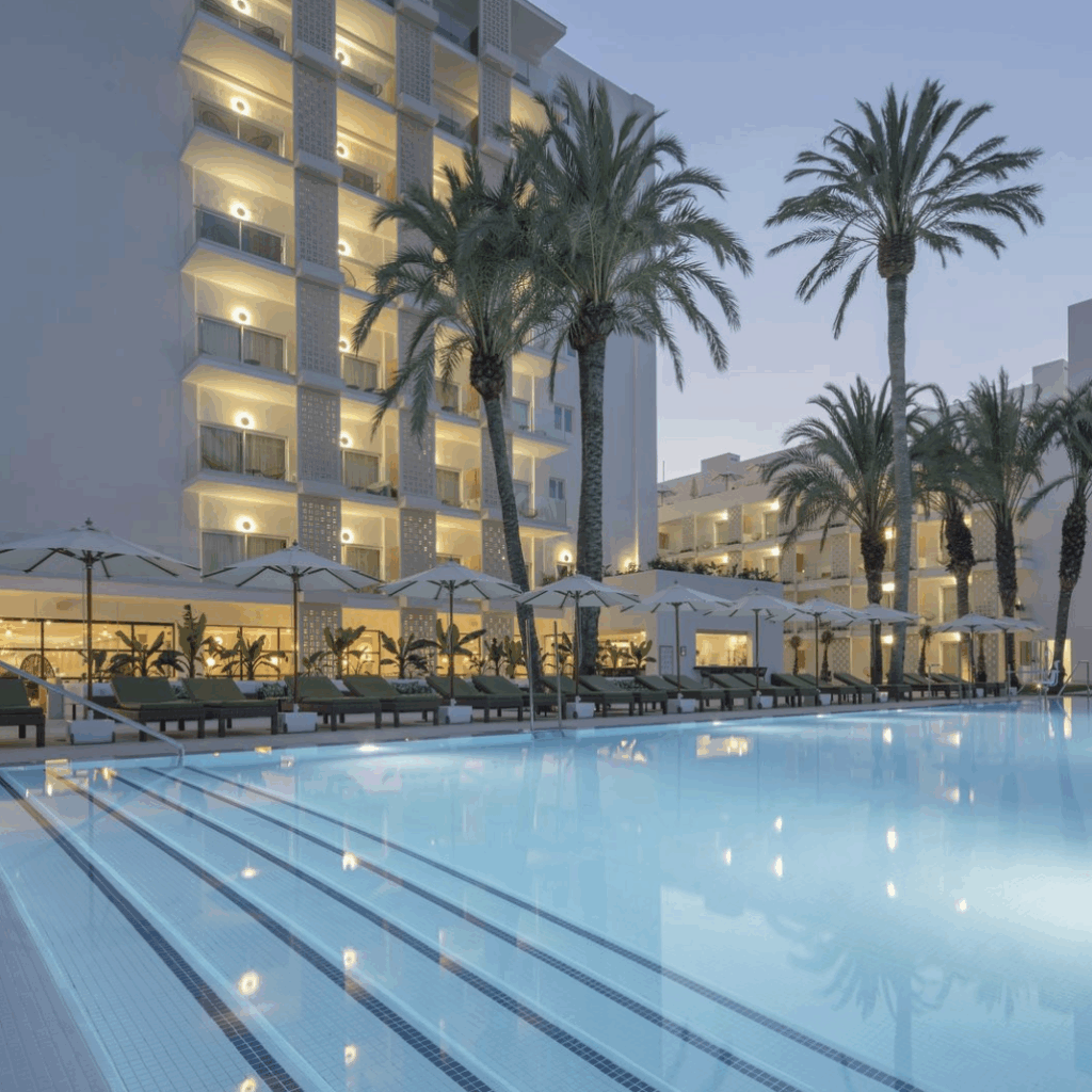 hotel foto met zwembad en ligbedjes
