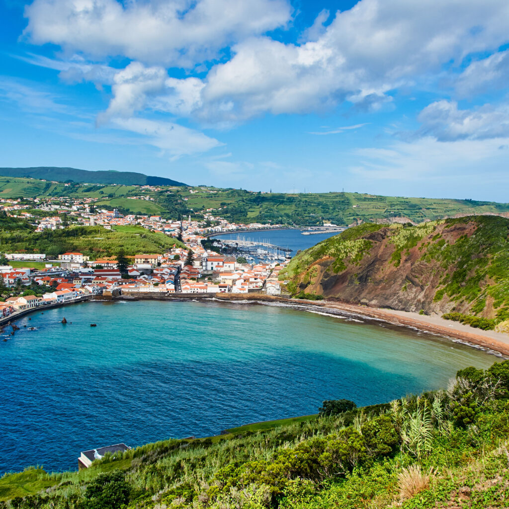 Horta stad op het eiland met een baai
