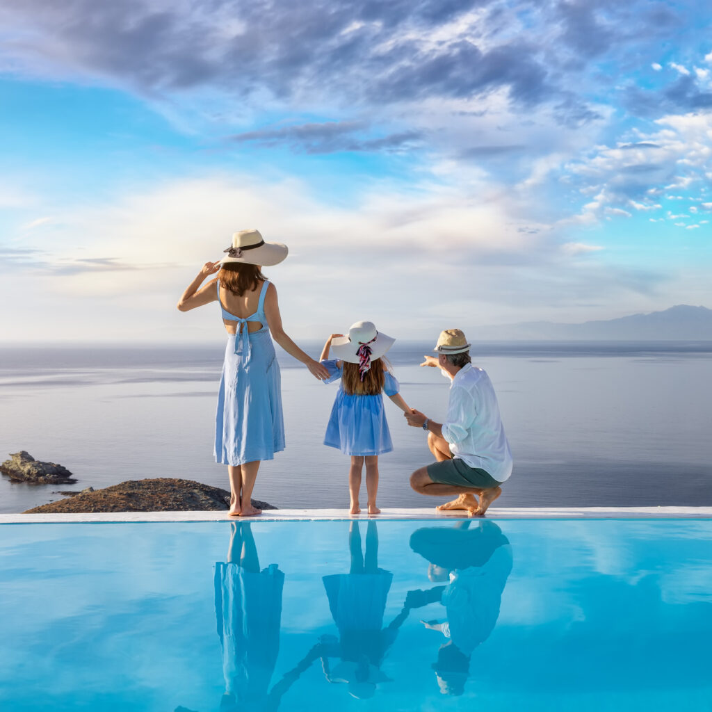 familie bij zwembad op griekenland met mooi uitzicht