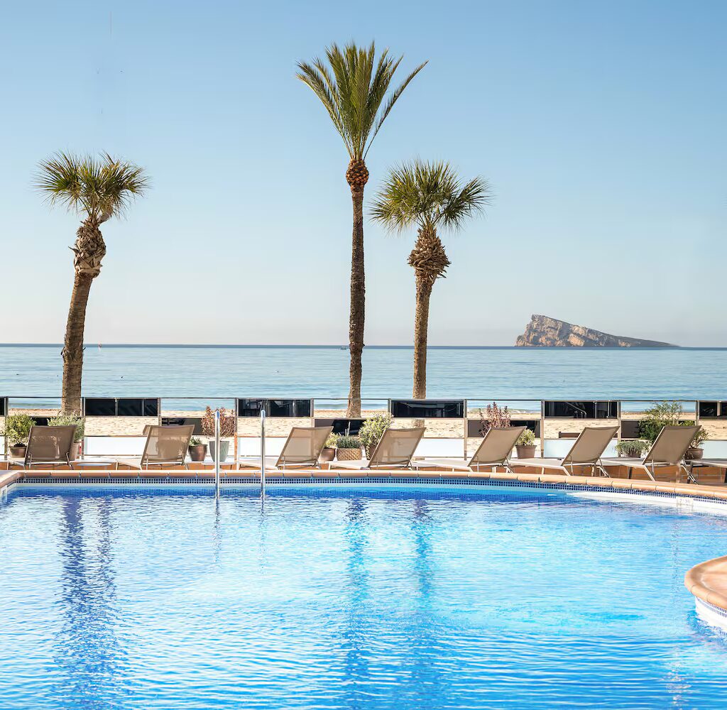 zwembad van hotel met uitzicht op zee